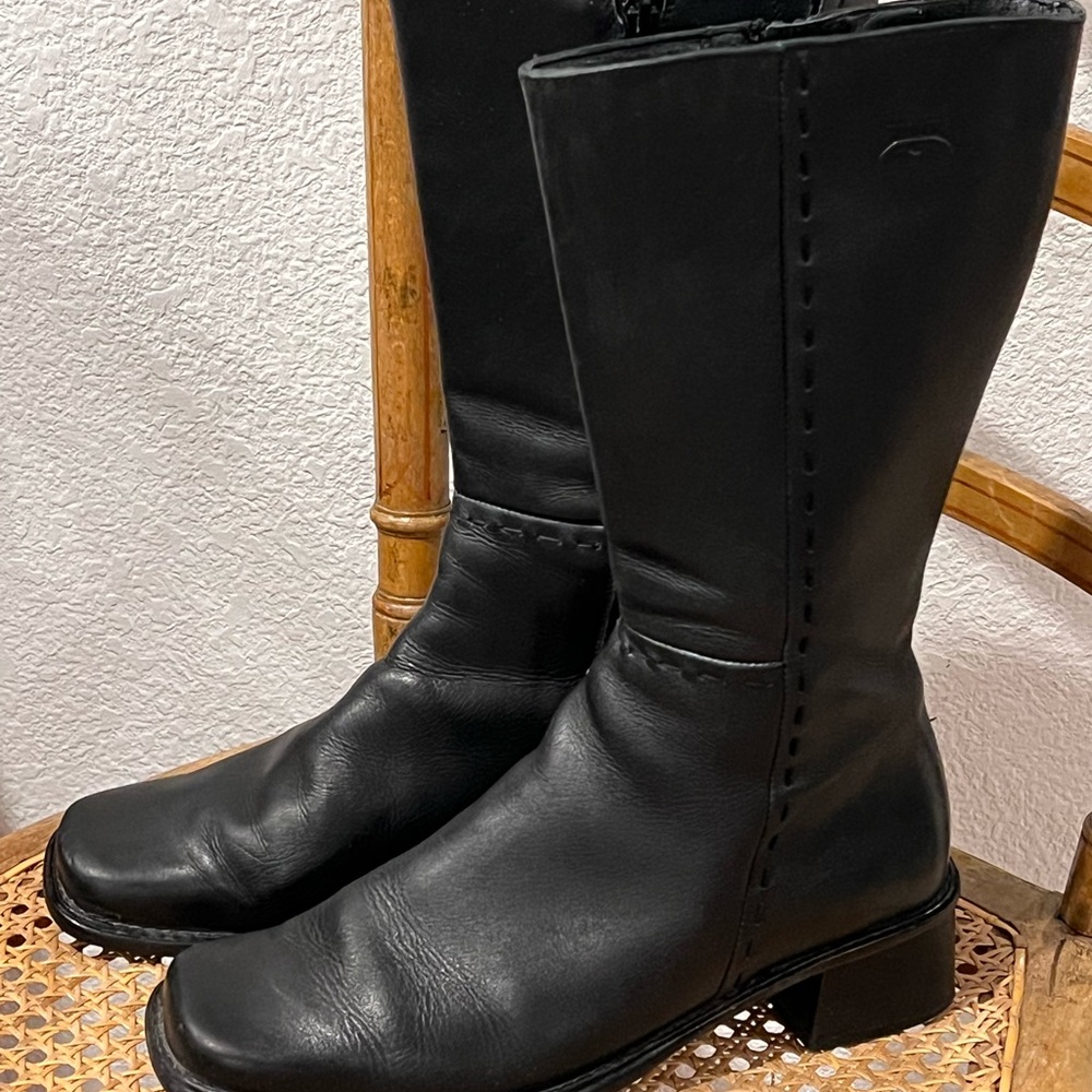 Pikolinos Black Heeled Boots with Classic Design